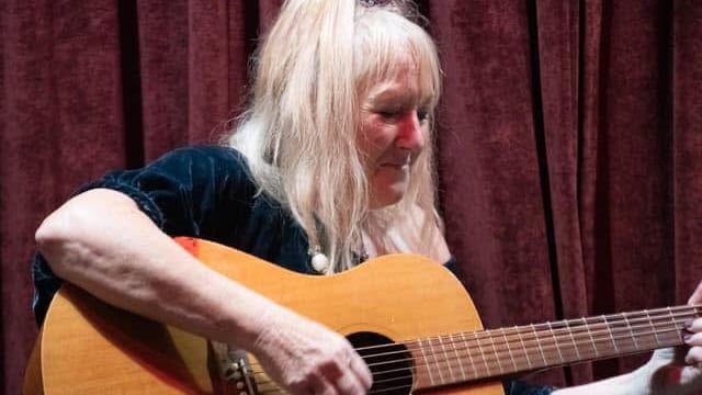 Acoustic Shock Tamworth - Folk Diva Vikki Clayton in Concert